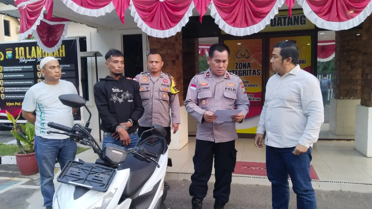 Sopian alias Iqbal, pelaku penganiayaan terhadap ojol di kawasan Bukit Harimau diamankan di Mapolsek Sekupang. F.Rengga Yuliandra/Batam Pos