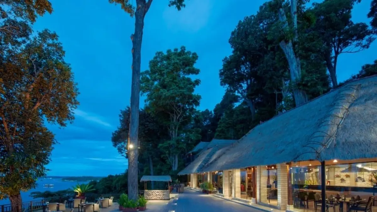 Suasana malam hari di Treetops Restaurant. F.Kiriman Bagus Ferriyanto untuk Batam Pos.

