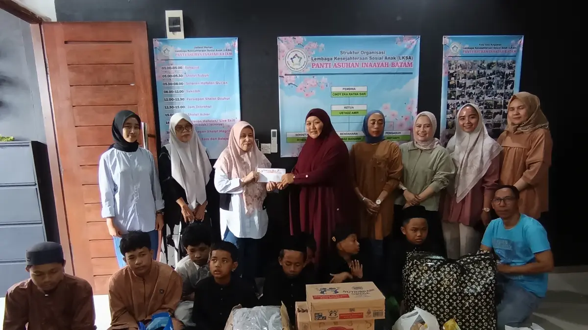 Batam pos bersama anak-anak dari Lembaga Kesejahteraan Sosial Anak (LKSA) Panti Asuhan Inaayah Batam. Uang tunai dan bantuan sembako diterima langsung oleh Pembina LKSA Panti Asuhan Inaayah Batam, Cindy Eka Ratna Sari, Jumat (7/8) F. Jamaluddin/Batam Pos