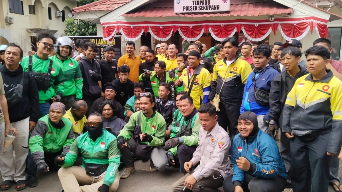 Driver ojol yang tergabung dalam Komando foto bersama di Mapolsek Sekupang, Jumat (7/8/2026). F.Rengga/Batam Pos