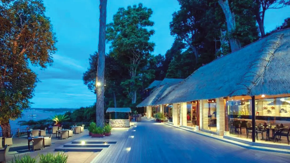 Suasana malam di Treetops Restaurant, Banyan Tree Bintan. Restoran ini akan menjadi lokasi jamuan makan malam eksklusif bertajuk Journey Through the Archipelago yang menghadirkan kolaborasi Chef Mandif Warokka dan Chef Rizkan. Foto: Kiriman Bagus Ferriyanto untuk Batam Pos.