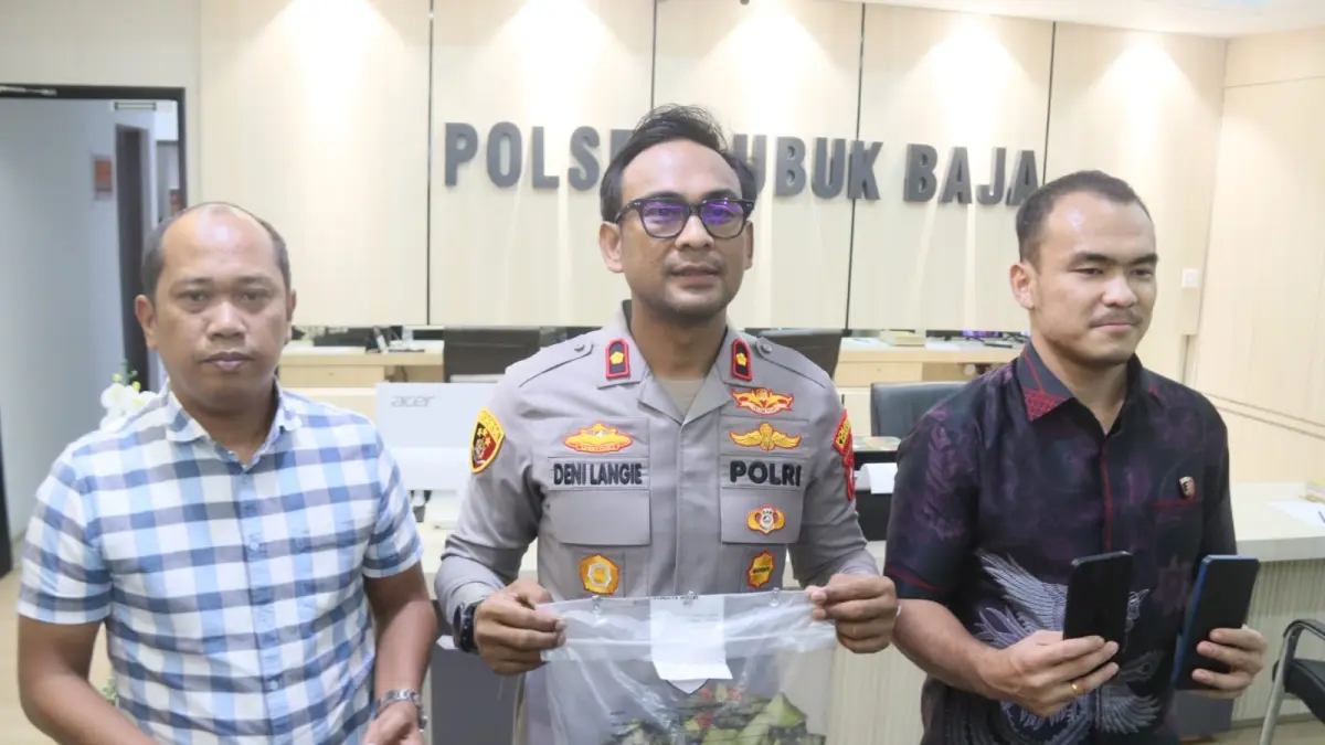 Kapolsek Lubuk Baja, Kompol Deni Langie,bersama kanit Reskrim Lubuk Baja memeberikan keterangan pengungkapan tindak pidana narkotika saat ekspos di Mapolsek Lubukbaja, Jumat (7/8). FCl Cecep Mulyana/Batam Pos