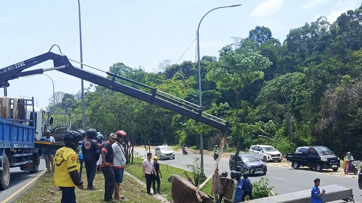 Kecelakaan tunggal melibatkan sebuah lori bermuatan kayu terjadi di Jalan Diponegoro, kawasan Mata Kucing, Kecamatan Sekupang, Batam, Jumat (7/8).