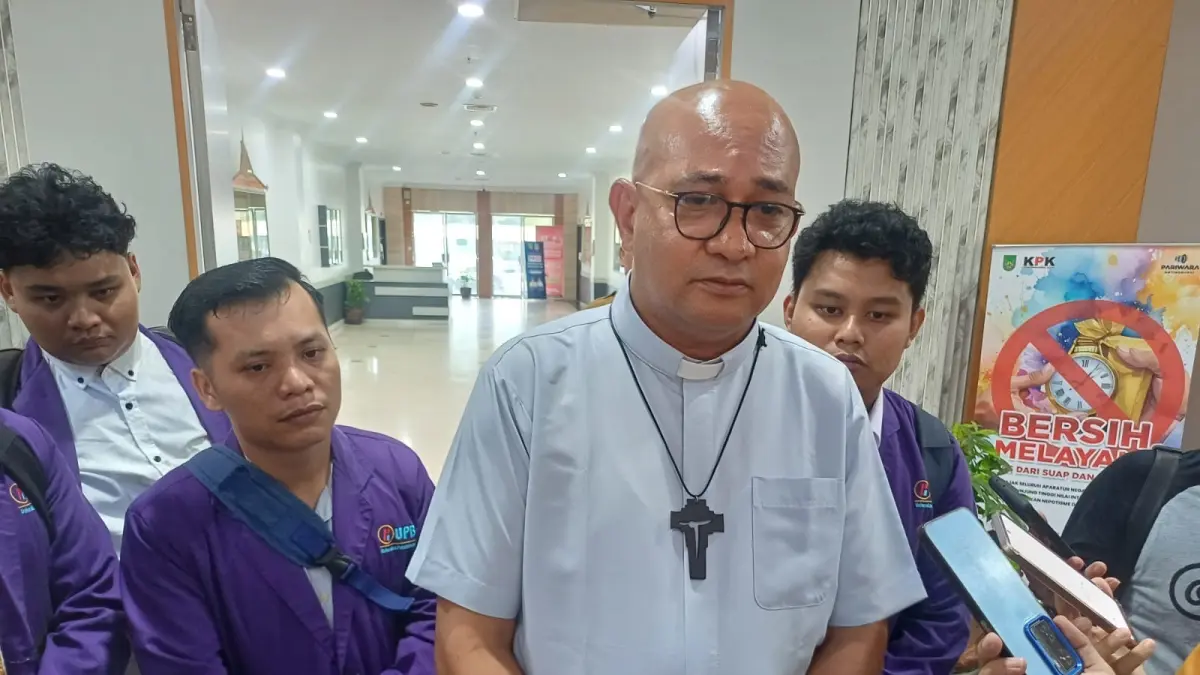 Ketua Komisi Keadilan Perdamaian Pastoral Migran dan Perantau (KKPPMP) Kepulauan Riau (Kepri), Romo Chrisanctus Paschalis. F.Rengga/Batam Pos