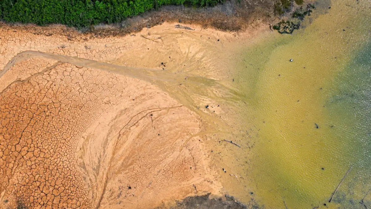 Kondisi waduk Nongsa yang menyusut dan terlihat hamparan sedimen tanah merah di dasar waduk dan mengeras ketika mengering. Foto: Akar Bhumi Indonesia/chatgpt
