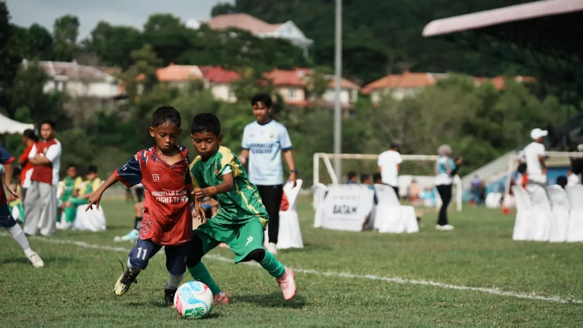 Sejumlah anak beraksi dalam pertandingan pada ajang Batam Prime International Grassroot Football Festival 2026 di Stadion Temenggung Abdul Jamal, Batam, Jumat (7/8) pagi. Turnamen sepak bola usia dini tersebut digelar oleh Badan Pengusahaan (BP) Batam. F. M. Sya’ban/ Batam Pos 
