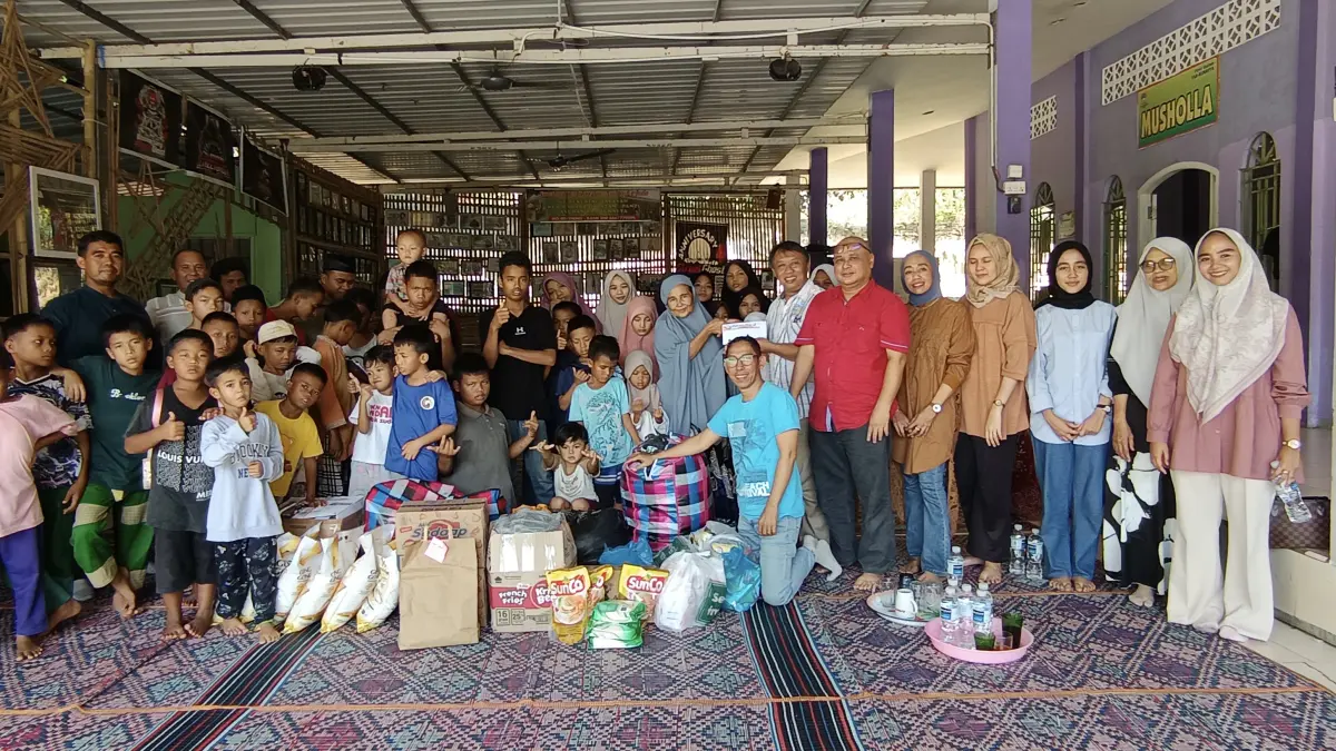 Manajemen Batam Pos bersama Yayasan Nur Mahabbah Batam di Panti Asuhan Yaa Bunayya di kawasan Trans Barelang, Pulau Setokok, Kecamatan Bulang. Jumat (7/8). F. Jamaluddin/Batam Pos