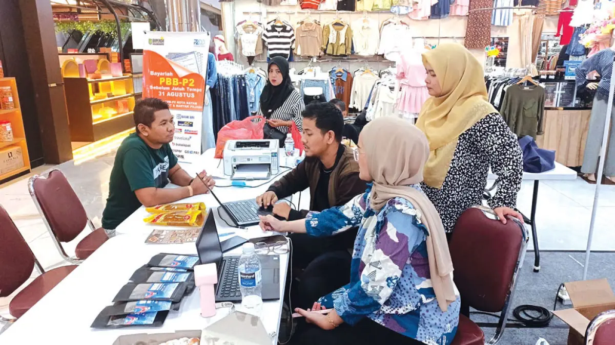 Masyarakat memanfaatkan layanan Si Bijak Goes to Mall untuk membayar PBB-P2 dan mengurus administrasi perpajakan di salah satu pusat perbelanjaan di Batam. Foto: M. Sya’ban/Batam Pos.