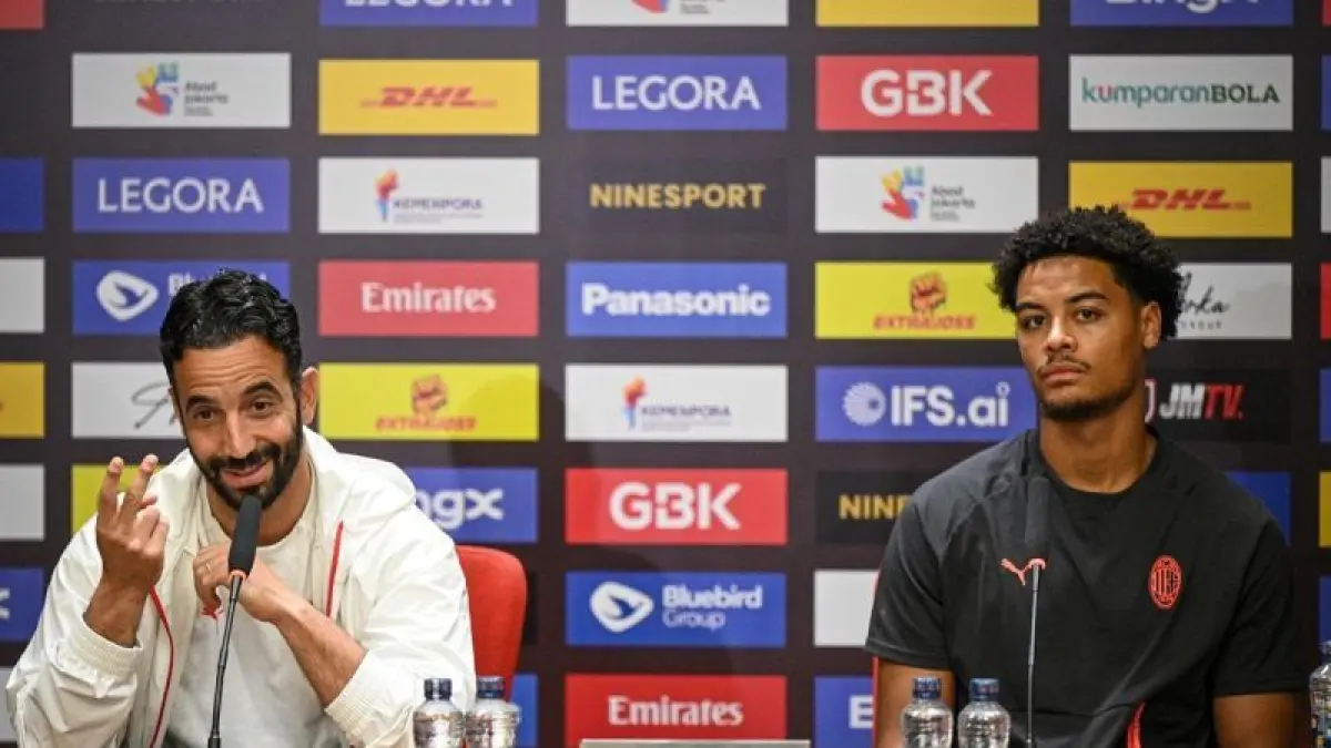 Pelatih AC Milan Ruben Amorim (kiri) bersama pemain Koni De Winter (kanan) memberikan keterangan pers menjelang laga pramusim melawan Chelsea di Stadion Utama Gelora Bung Karno (SUGBK), Senayan, Jakarta, Jumat (7/8/2026). ANTARA/Fauzan
