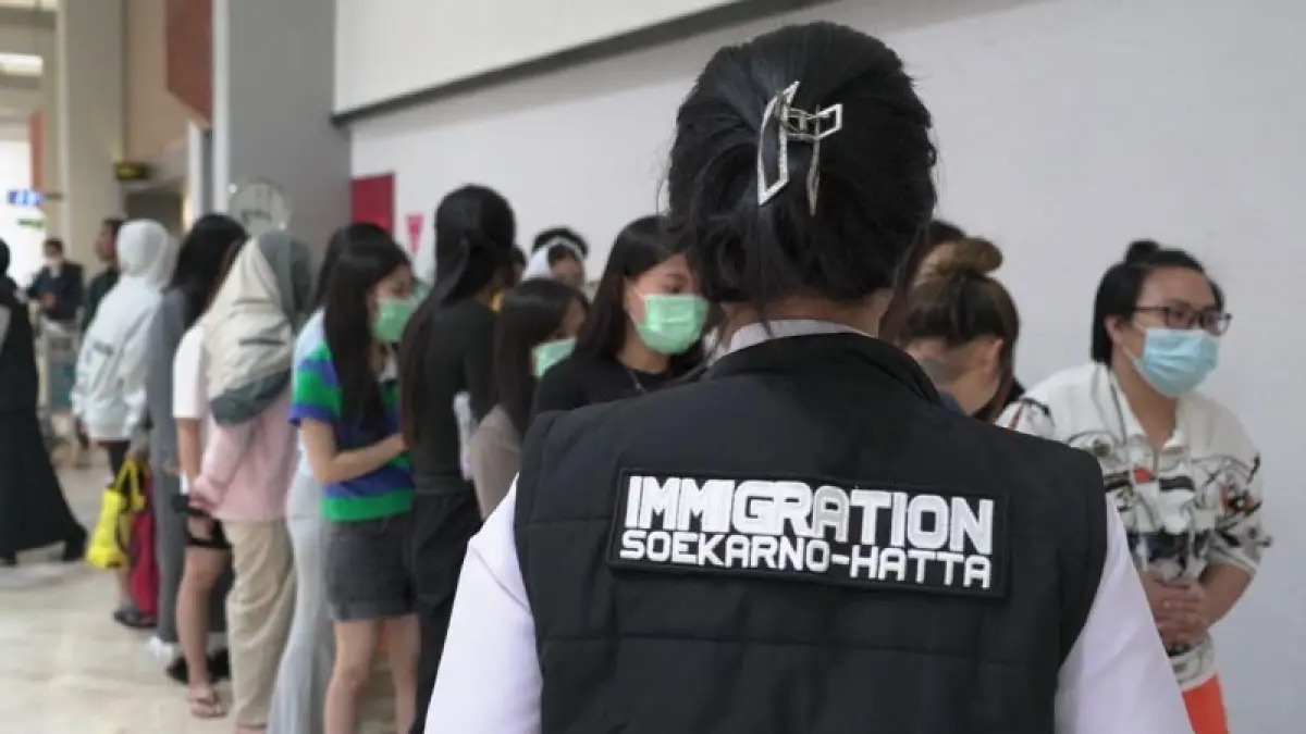Petugas dari Imigrasi Bandara Soetta, Tangerang, Banten melakukan pemeriksaan terhadap 25 orang warga negara (WN) Vietnam yang akan dideportasi karena diduga menyalahgunakan izin tinggal selama ada di daerah Batam, Kepulauan Riau. (ANTARA/HO-Ditjenim)
