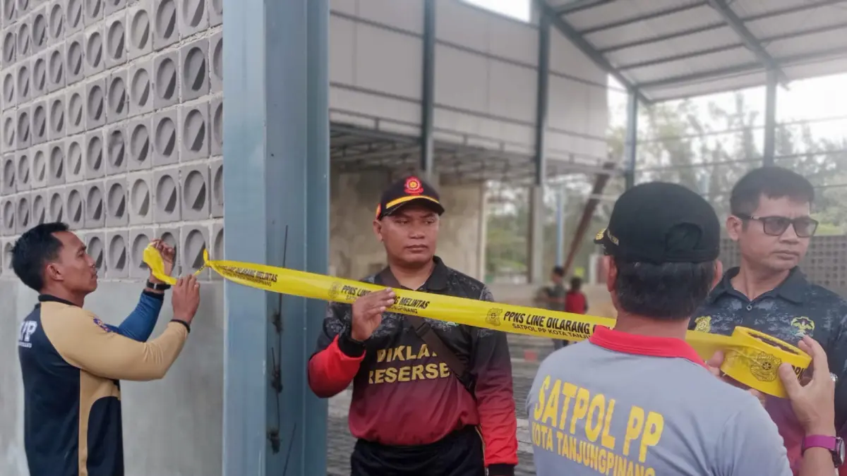 Petugas saat menyegel bangunan yang akan dijadikan lapangan Padel di kawasan Rimba Jaya Tanjungpinang. F. Satpol PP Tanjungpinang untuk Batam Pos