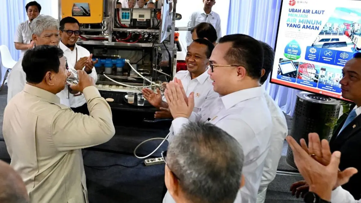 Presiden Prabowo Subianto meninjau sejumlah hasil riset dan inovasi yang dikembangkan Badan Riset dan Inovasi Nasional (BRIN) sebelum menemui sekitar 150 periset BRIN di Istana Kepresidenan Jakarta, pada Kamis, 6 Agustus 2026. Foto: BPMI Setpres/Cahyo 