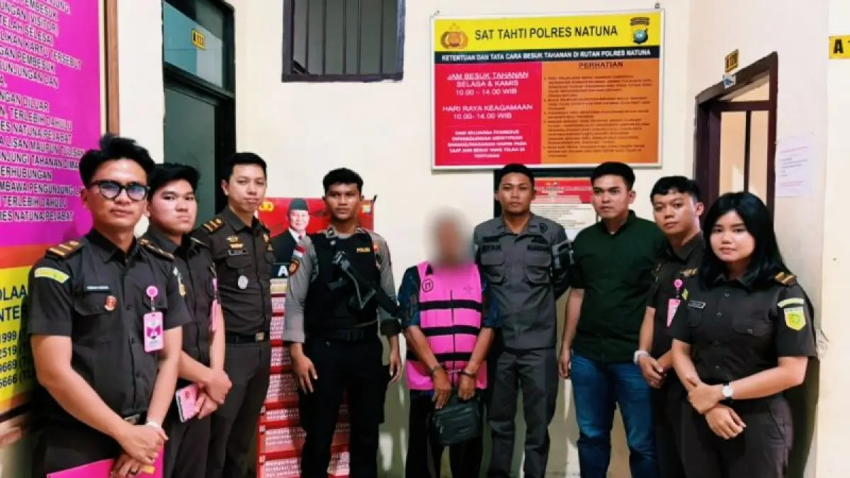 Proses penahanan Kades Selaut (rompi merah muda) pada Kamis (6/8/2026), di Natuna. ANTARA/HO-Kejari Natuna
