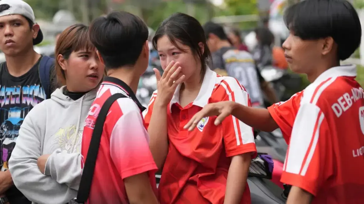 Seorang siswi menangis di luar sekolahnya setelah insiden penembakan yang menyebabkan korban tewas dan luka-luka di Provinsi Nonthaburi, Thailand, pada Jumat, 7 Agustus 2026. (Sakchai Lalit/AP)