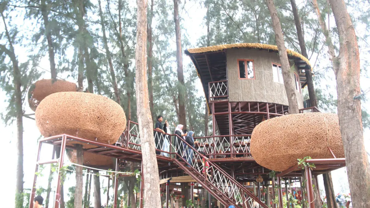 Tree House Cafe, salah satu kafe di kawasan Ocarina, Batam, menawarkan suasana bernuansa alam dengan pemandangan laut, Kamis (6/8). Foto-foto: CECEP MULYANA/BATAM POS