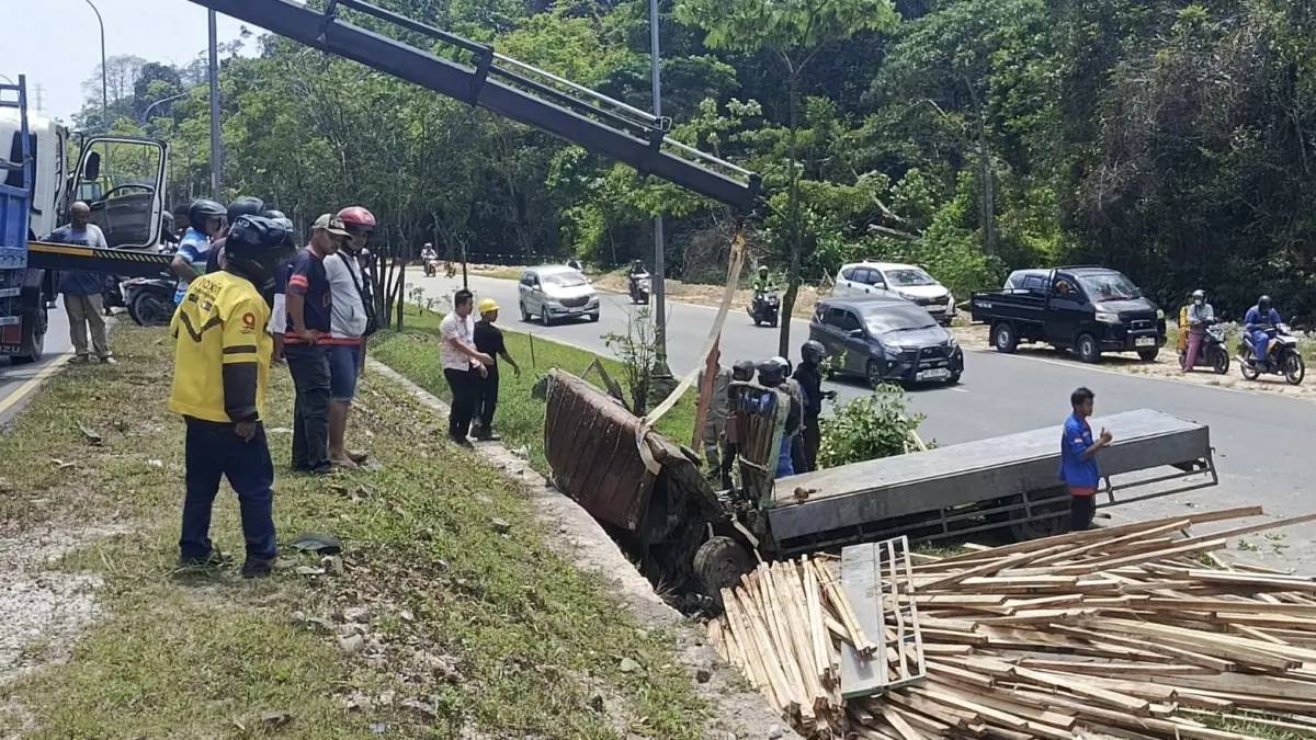 Truk bermuatan kayu mengalami kecelakaan tunggal di di Jalan Diponegoro, kawasan Mata Kucing, Jumat (7/8/2026). F.Eusebius/Batam Pos
