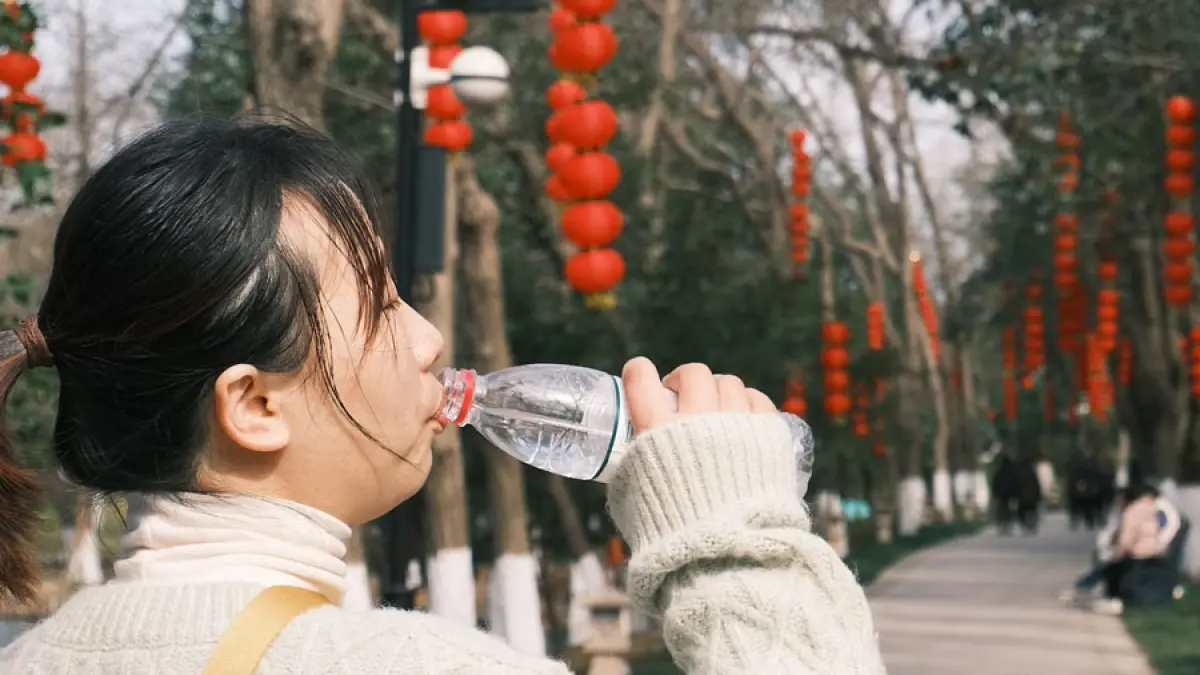 Tubuh membutuhkan asupan cairan. Minum segelas air putih di pagi hari membantu menghidrasi tubuh, F. Unsplash