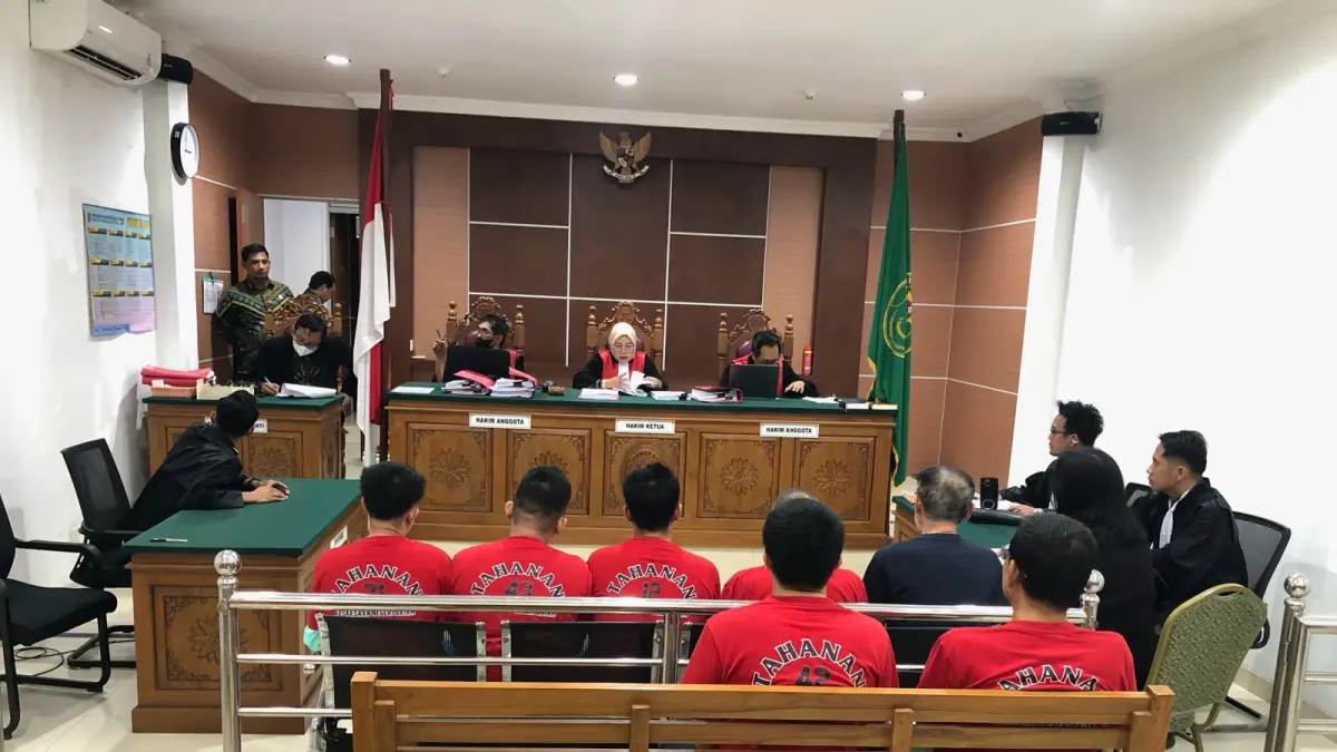 Tujuh terdakwa perkara ledakan kapal tanker MT Federal II diadili di PN Batam, Kamis (6/8/2026). F.Azis/Batam Pos

