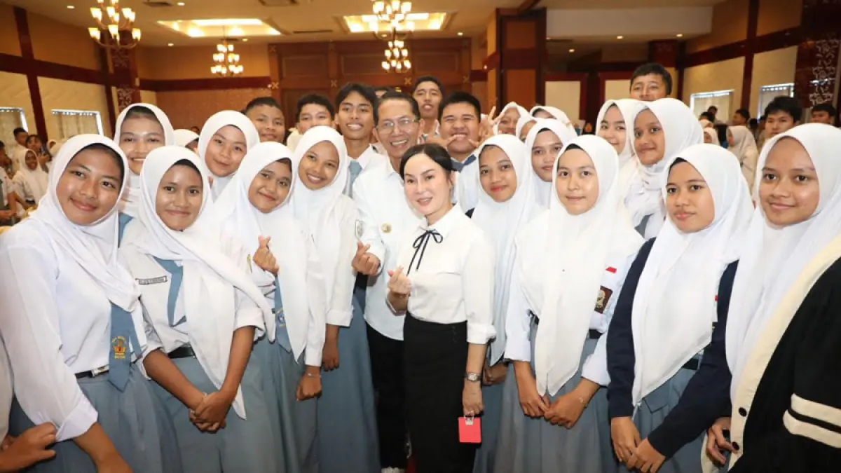 Wali Kota Batam, Amsakar Achmad dan Wakil Wali Kota Batam, Li Claudia Chandra, bersama sejumlah pelajar saat sosialisasi beasiswa perguruan tinggi, beberapa waktu lalu. Foto: Pemko Batam untuk Batam Pos 
