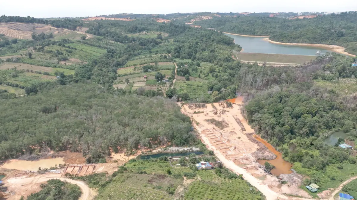 Foto udara memperlihatkan area pencucian galian pasir yang berada di dekat Dam Nongsa diduga turut mempercepat sedimentasi di waduk tersebut. Foto-foto: Akar Bhumi Indonesia untuk Batam Pos