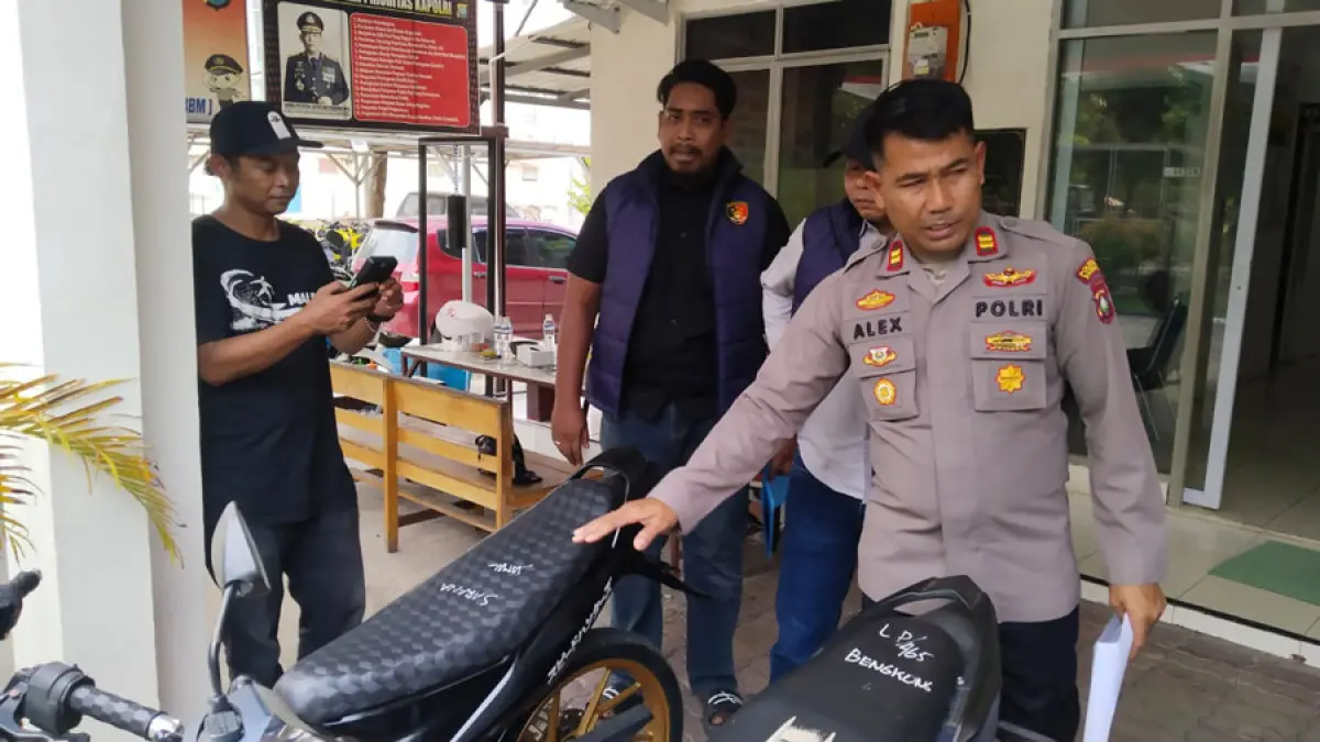 
Polsek Sungai Beduk mengamankan tiga unit sepeda motor dalam pengungkapan kasus curanmor yang menyasar kendaraan milik karyawan di Batam. Polisi masih memburu penadah berinisial B yang masuk daftar pencarian orang (DPO), Sabtu (8/8).  F. Rengga Y / Batam Pos