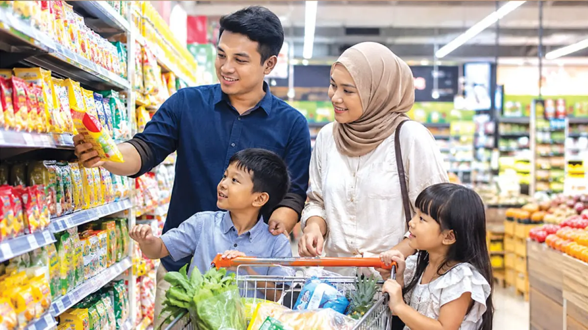 Ilustrasi keluarga kelas menengah berbelanja di sebuah supermarket. Foto: chat gpt