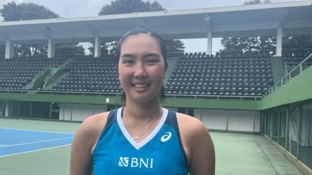 Petenis putri Indonesia Aldila Sutjiadi usai latihan di lapangan tenis GBK, Senayan, Jakarta, Selasa (18/2/2025). (ANTARA/Arindra Meodia) 