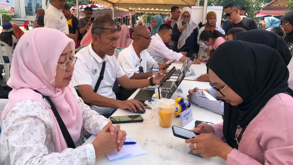 
Petugas Disdukcapil Batam melayani pencetakan Kartu Identitas Anak (KIA) dan aktivasi Identitas Kependudukan Digital (IKD) di Alun-Alun Engku Putri, Sabtu (8/8), bertepatan dengan rangkaian peringatan Hari Anak Nasional ke-42.  F. Azis Maulana / Batam Pos