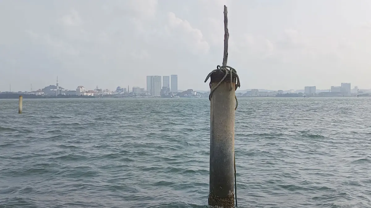 Tiang-tiang penyangga tersebut membentang di kawasan laut yang menghubungkan antara pesisir Ocarina hingga ke arah laut Nongsa. Foto: Jamaluddin/Batam Pos