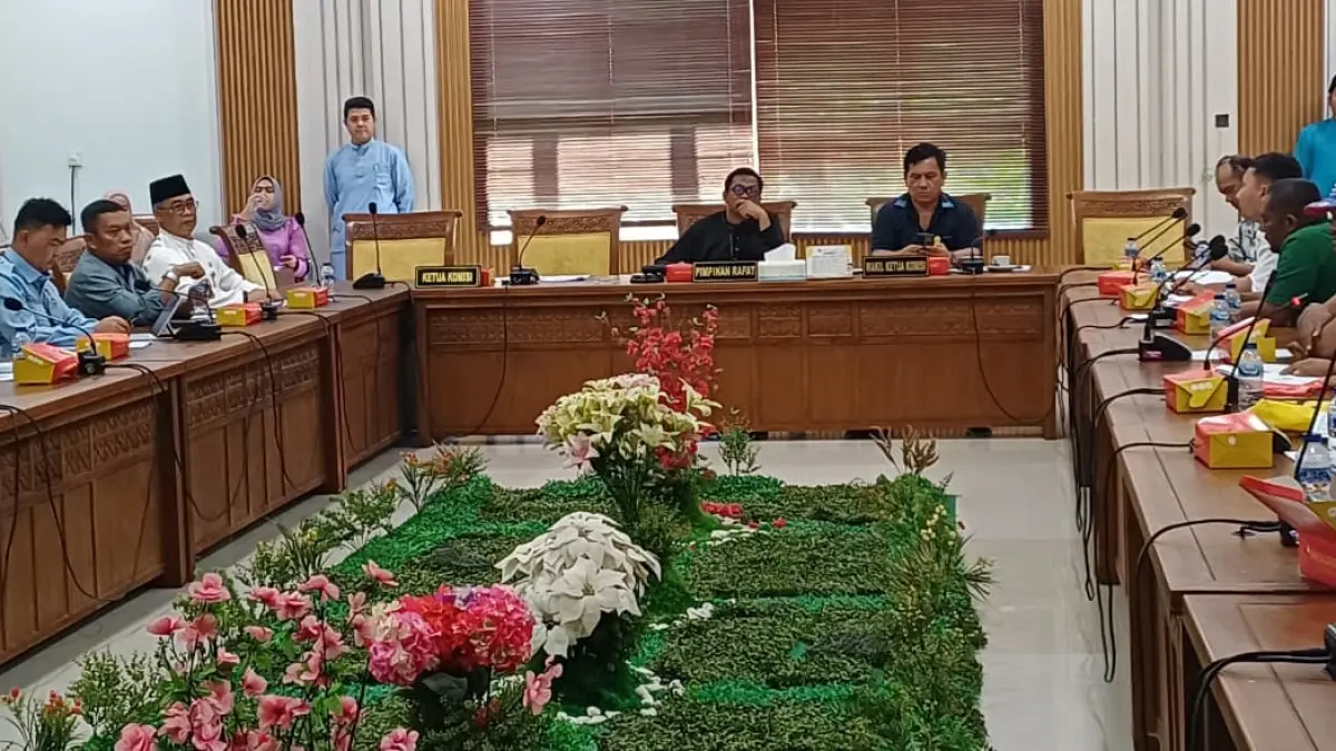  Warga Tembesi saat rapat dengar pendapat (RDP) bersama Komisi I DPRD Kota Batam, Jumat (7/8). 