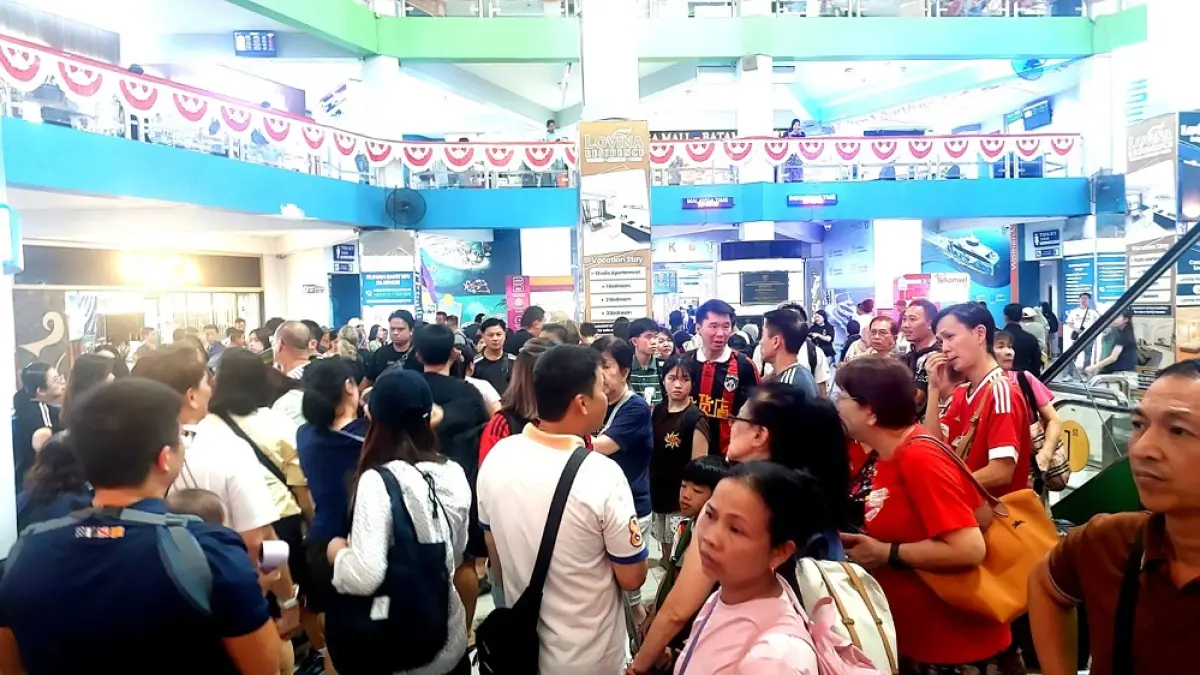 Wisatawan mancanegara memadati Pelabuhan Ferry Internasional Batam Centre, Sabtu (8/8). Kunjungan wisman ke Batam mencapai 820.934 orang sepanjang Januari-Juni 2026. Foto: Disbudpar untuk Batam pos