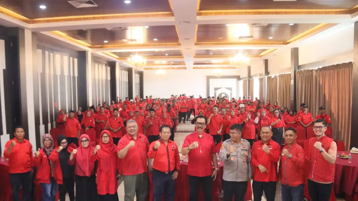 Ketua DPD PDI Kepri Soerya Respationo bersama pengurus DPC PDI Batam, Ketua PAC Kecamatan Bengkong Udin P Sihaloho dan Pengurus Ranting dan ranting fito bersama pada pembukaan musyawarah ranting dan anak ranting kecamatan Bengkong di Golden Prawn Bengkong, Minggu (9/10).. F Cecep Mulyana/Batam Pos