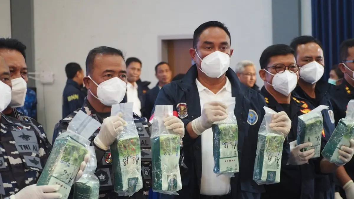 Aparat gabungan memperlihatkan barang bukti ketamin hasil pengungkapan penyelundupan melalui kapal MV King Sun di Kodaeral IV Batam, Minggu (9/8).