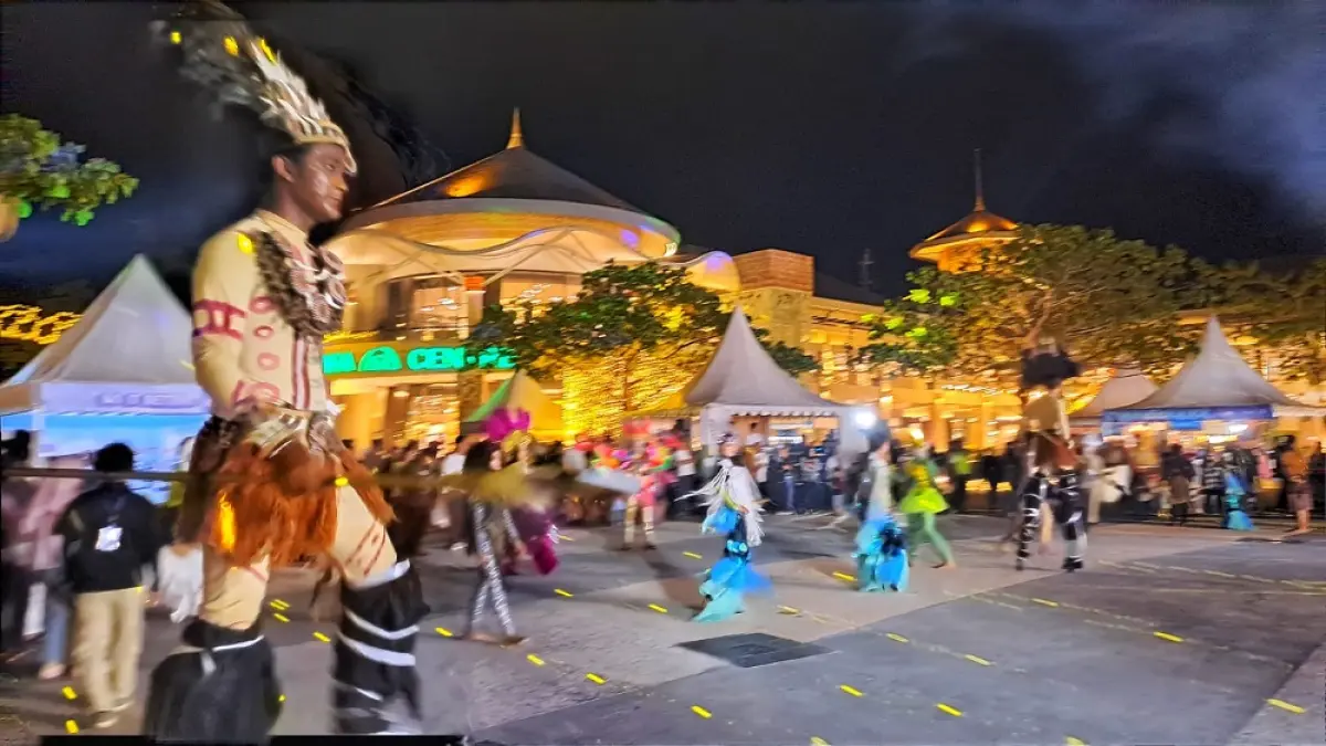 Berbagai kostum ditampilkan saat pembukaan Bintan Resorts Night Parade di Atrium Plaza Lagoi, Lagoi Bay pada Jumat (7/8/2026) malam. Foto: Slamet Nofasusanto/Batam Pos
