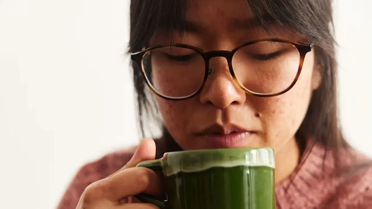 ilustrasi perempuan meminum secangkir matcha F. Unsplash