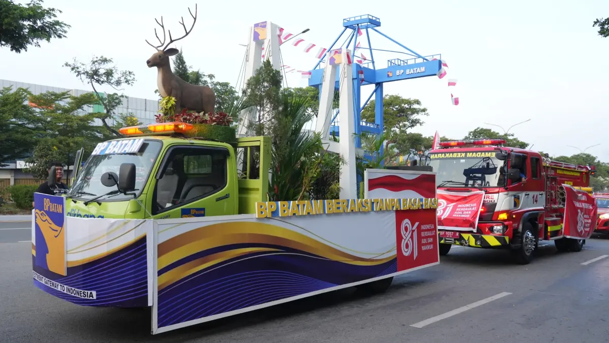 Mobil hias BP Batam melintas dalam Pawai Pembangunan diikuti kendaraan operasional pemadam kebakaran dan ambulans RSBP Batam di Batam Centre, Minggu (9/8). Foto: BP Batam untuk Batam Pos.