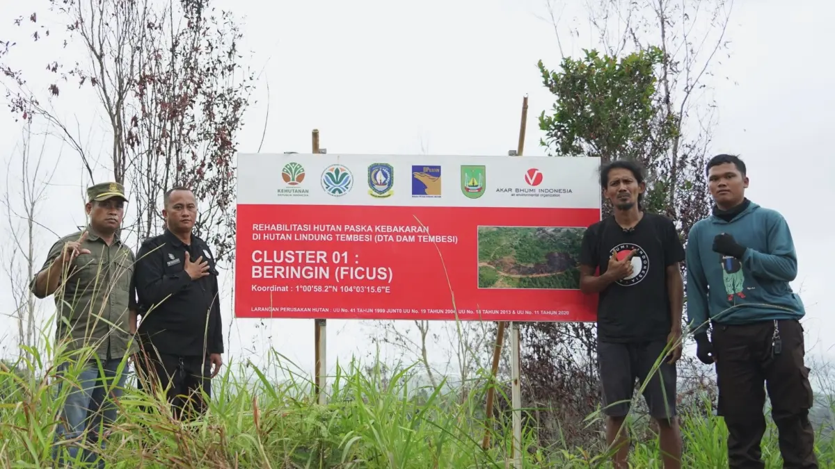 Polisi Hutan KPHL Unit II Batam, petugas keamanan DTA Bendungan Tembesi, dan Ketua NGO Akar Bhumi Indonesia usai memasang papan nama cluster beringin di Hutan Lindung Tembesi, Rabu (15/7) F. Akar Bhumi Indonesia untuk Batam Pos