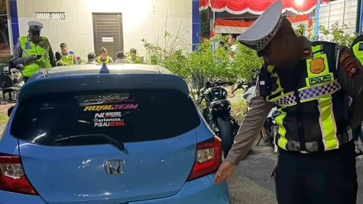 Polisi memeriksa kendaraan yang terjaring operasi KRYD. F.Istimewa