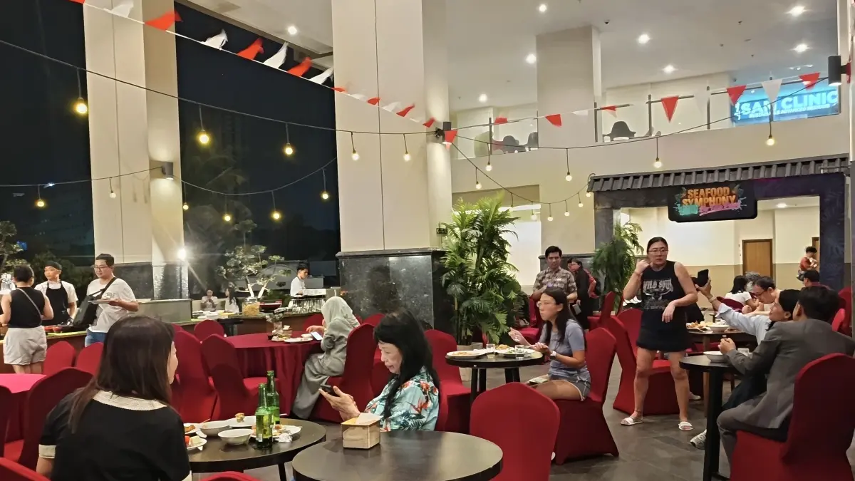 Puluhan turis asal Singapura menikmati hidangan all you can eat dalam acara Seafood Symphony BBQ by The Pool yang digelar Aston Batam Hotel & Residence, Minggu (9/8). Acara tersebut bertepatan dengan Hari Kemerdekaan Singapura. F. Jamaluddin/Batam Pos
