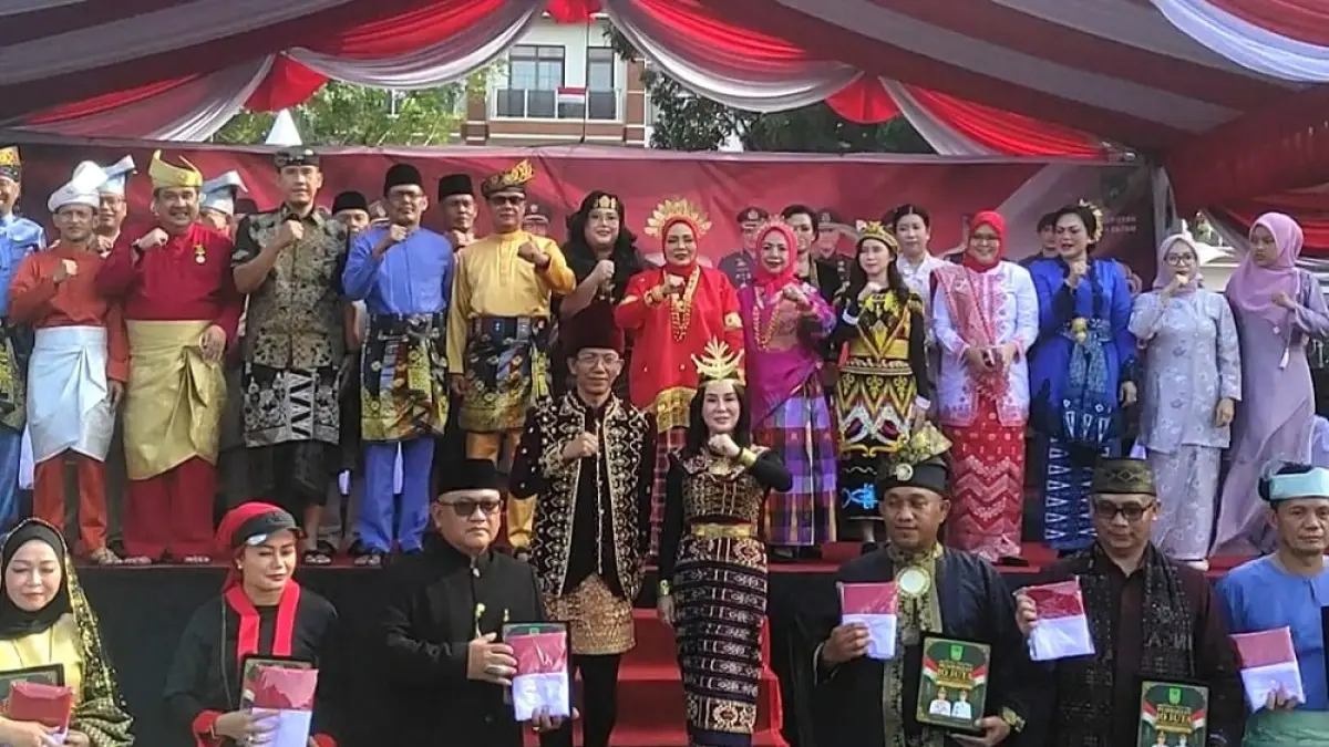 Wali Kota Batam, Amsakar, bersama Wakil Wali Kota Batam, Li Claudia Chandra, dan Forkopimda melepas peserta pawai pembangunan dalam rangka HUT ke 81  Kemerdekaan RI di Engku Hamidah, Minggu (9/8). Foto: Cecep Mulyana/Batam Pos
