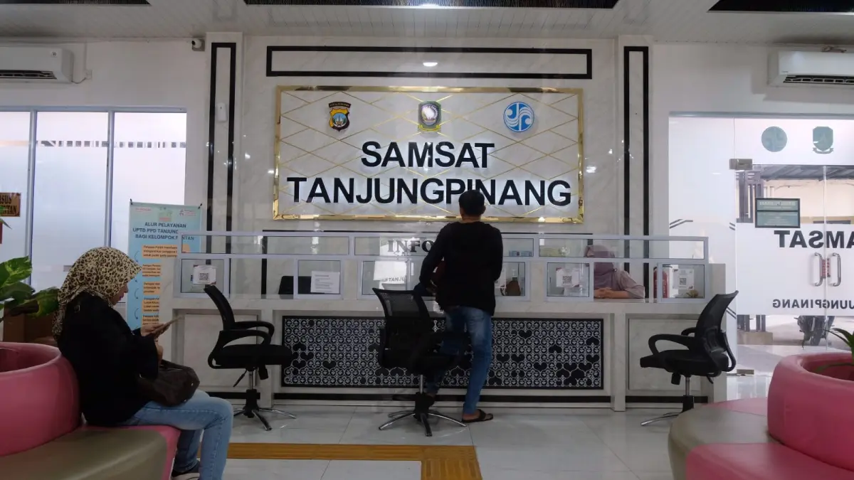 Warga saat mengurus pajak kendaraan bermotor di Samsat Tanjungpinang. F. Mohamad Ismail/Batam Pos