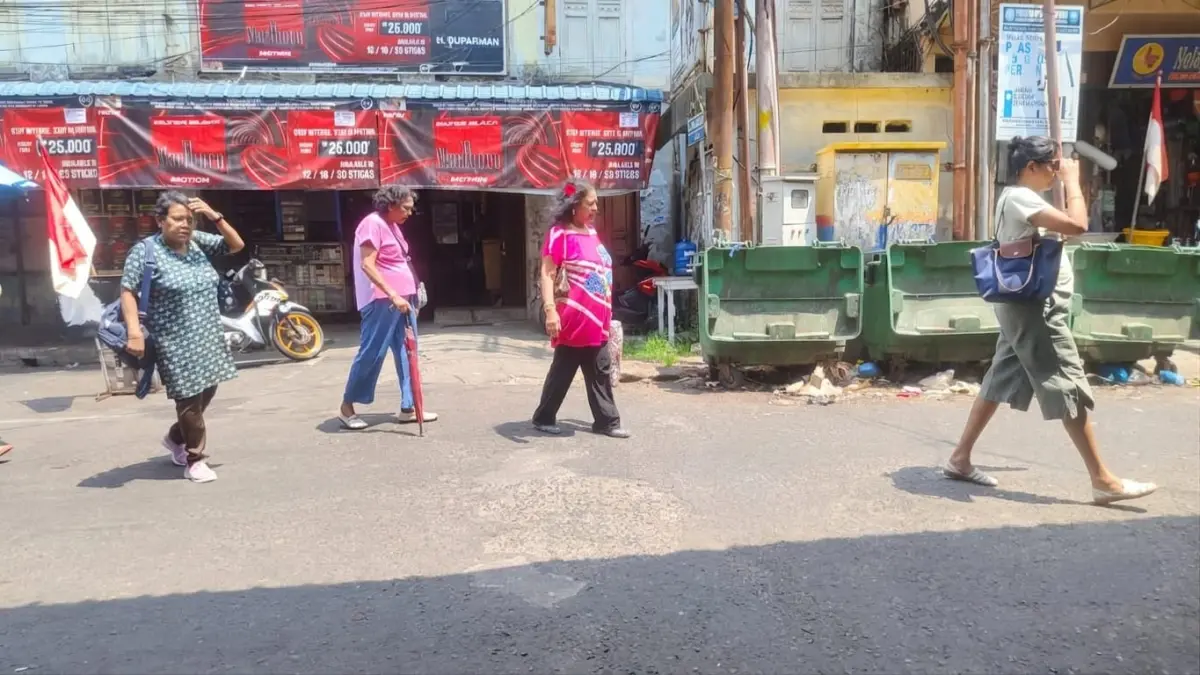 Wisatawan melintas di tong sampah Pelantar II Tanjungpinang, Minggu (9/8). F. Mohammad Ismail/Batam Pos