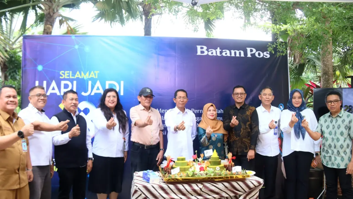 Walikota Batam Amsakar Achmad bersama Direktur Utama Batam Pos Elmi Gusti, Direktur Batam Pos Yusuf Hidayat Komisaris Batam Pos Marganas Nainggolan, Deputi Bidang pelayanan Umum BP Batam, Ketua KONI Kepri Usep RS potong tumpeng pada HUT Batam Pos ke 28 di Kantor Batam Pos, Senin (10/8). F Cecep Mulyana/Batam Pos