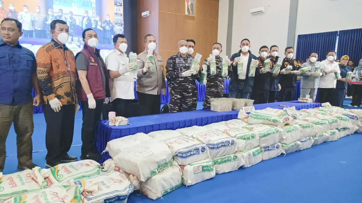 Pangkoarmada RI, Laksamana Madya TNI Denih Hendrata (tujuh dari kiri) dan Kepala BNN, Komjen Pol Suyudi Ario Seto (delapan dari kiri) beserta jajaran dan instansi terkait menunjukkan barang bukti ketamin yang diamankan dari kapal kargo berbendera asing, MV King Sun, saat digelar konferensi pers di Makodaeral IV Batam di Batuampar, Batam, Minggu (9/8). Foto-foto: Eusebius Sara/Batam Pos
