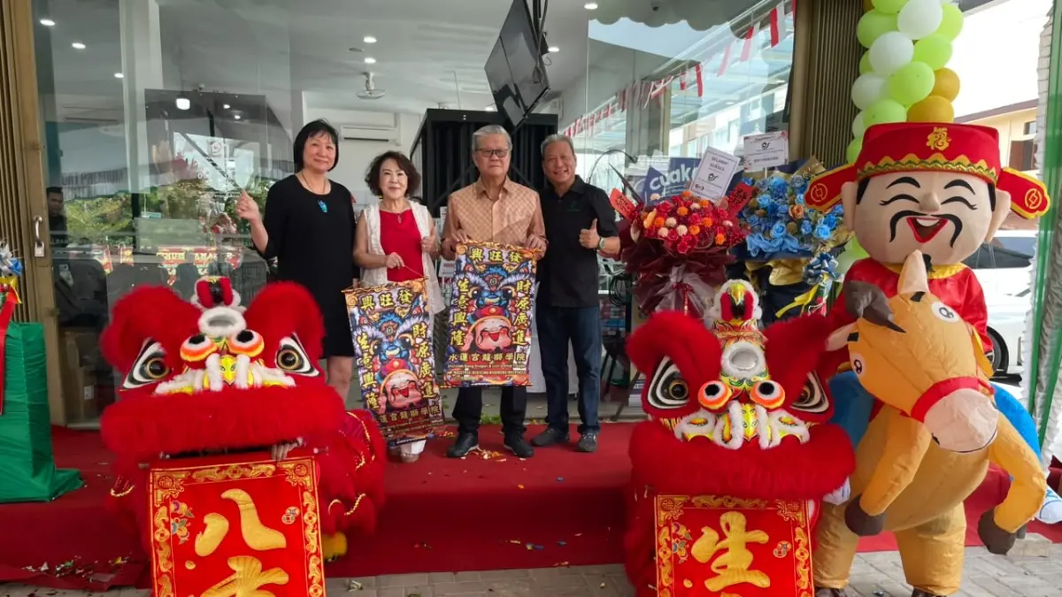General Manager PT DNJ Bangunan Batam, Sukianto, berfoto bersama usai prosesi pemotongan pita saat pertunjukan barongsai berlangsung dalam grand opening PT DNJ Bangunan Batam di Jalan Dang Merdu, Kompleks Mitra Raya 2, Teluk Tering, Batam Kota, Senin (10/8). Foto: M. Sya’ban/Batam Pos