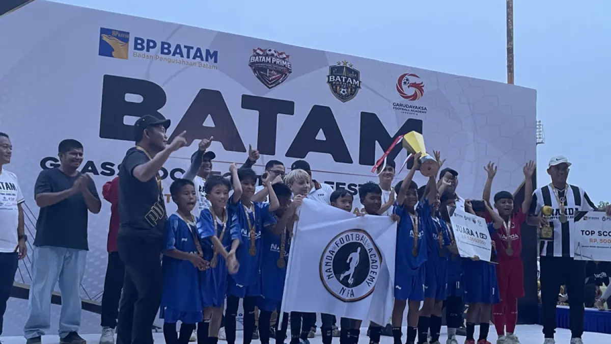 
Kemuning Lion dan FCB Football Club berebut bola pada final kelompok U-12 Batam Prime International Grassroot Football Festival 2026 di Stadion Temenggung Abdul Jamal, Batam, Minggu (9/8/2026) sore.  F. Syaban / Batam Pos