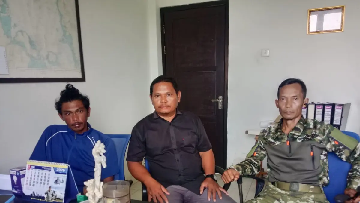 Ketua DPD HNSI Kepri Distrawandi (tengah) bersama Khoirul (kiri), salah satu ABK KM Putra Buluh yang ditemukan selamat setelah terapung sekitar dua hari di laut akibat kecelakaan kapal di perairan sekitar Pulau Pengikik, Kecamatan Tambelan, Bintan.