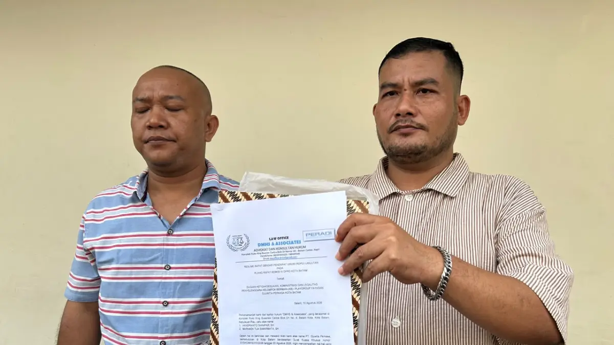 Kuasa Hukum PG Djuwita dari DMHS and Associates, Handrianto Sianipar dan Marnaek Simarmata saat ditemui di Mapolres Barelang, Senin (10/8/2026). F Chahaya Simanjuntak/Batam Pos