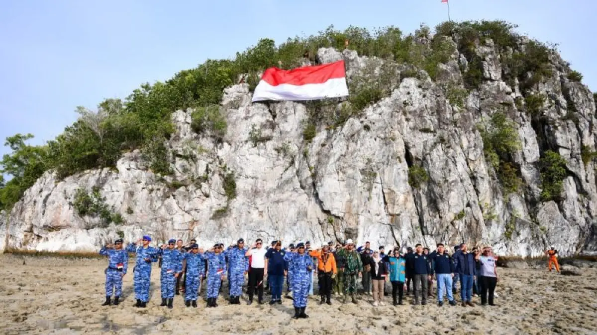 Pengibaran Bendera Merah Putih di Pulau Sahi pada Minggu (9/8/2026). ANTARA/HO-Lanud RSA Natuna