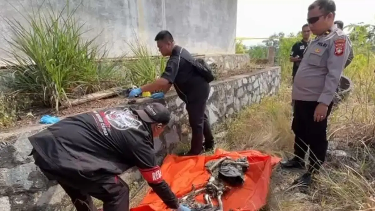Polisi saat melakukan identifikasi kerangka manusia yang ditemukan di Kampung Mekar Jaya, Senin (10/8). F. warga untuk Batam Pos